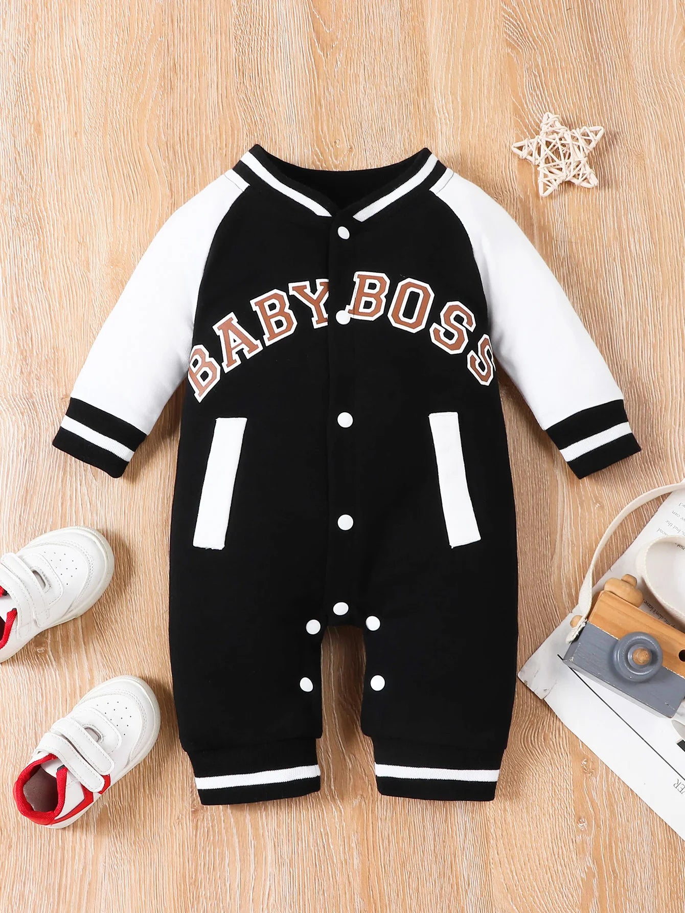 Modischer, langärmliger, süßer und personalisierter Baby-Jungen-Overall mit Rundhalsausschnitt und Buchstabendruck.