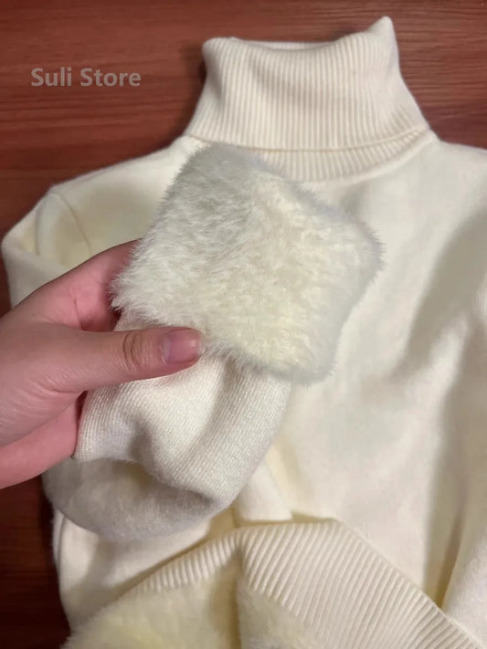2025 Einteiliger Rollkragenpullover aus Nerz-Samt, verdickt, warme Innenpullover für Damen mit gestricktem Hemdpullover.