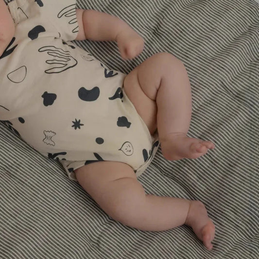 Babyanzug 2025, neuer süßer Baby-Kurzarm-Dreieckstaschen-Furz-Overall im Instagram-Stil für drinnen und draußen.