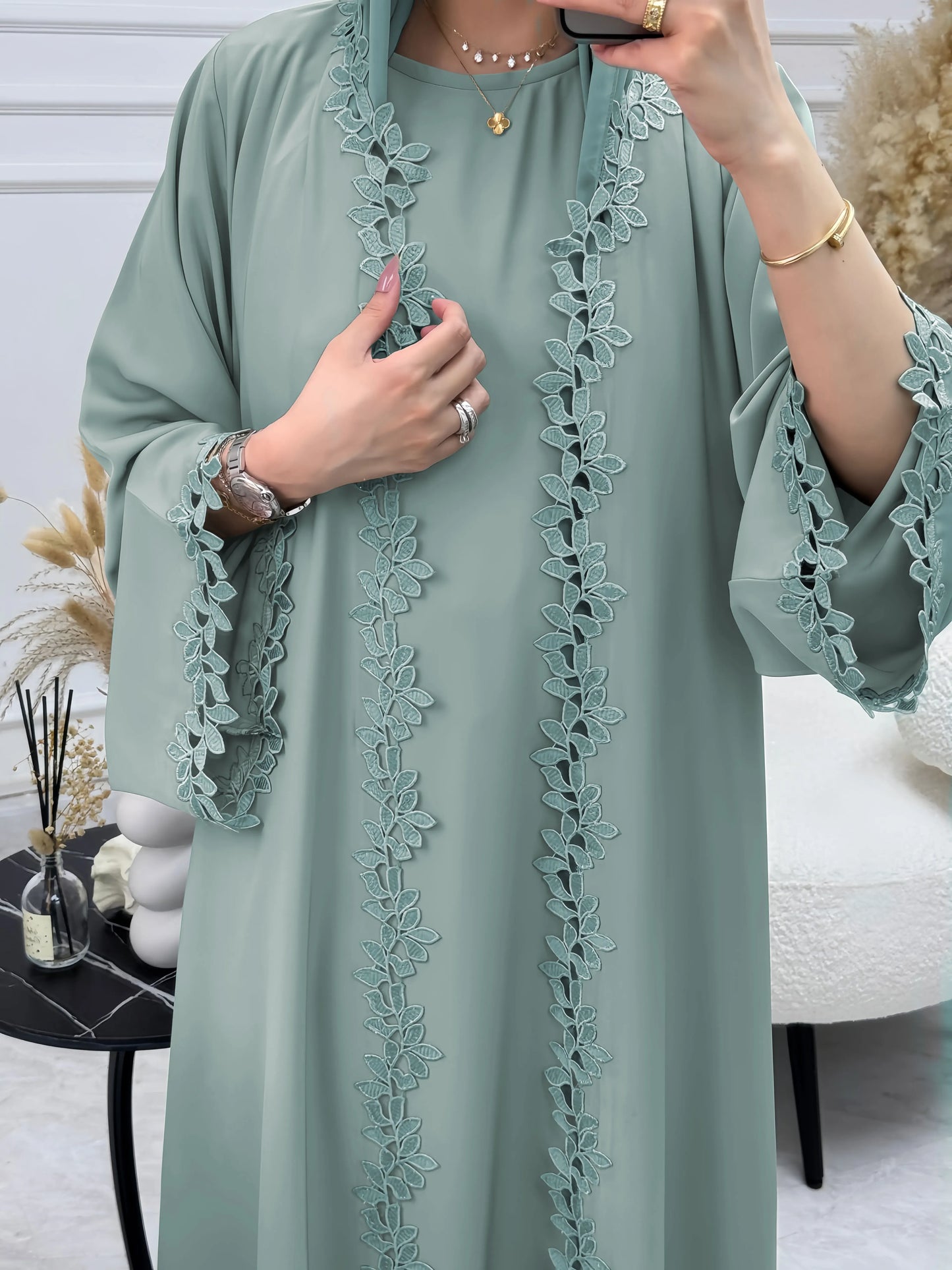 Dubai Elegante beige Abaya für muslimische Frauen – ingewöhnlich gefertigt mit mehrfarbigem Stickerei-Stück in islamischer bescheidener Mode.
