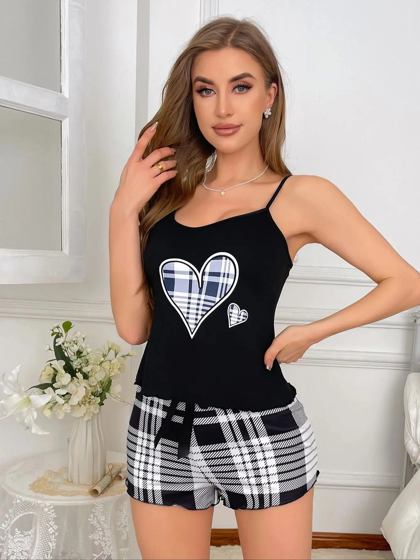 Neues Pyjama-Hosenträger-Set für Damen, einfarbig, kariertes Shorts, zweiteiliges Set für zu Hause.