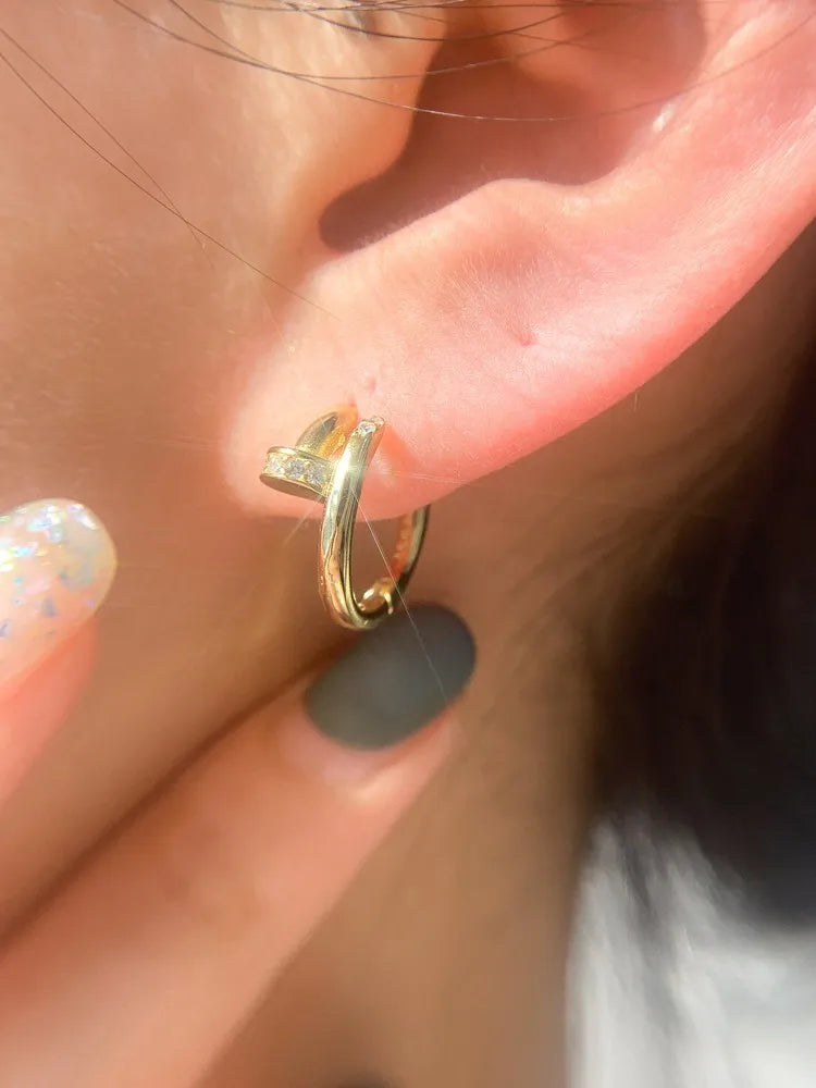 1 Pair Simple Ear Buckle for Women Fashion Copper Plated with Golded Design Hoop Earrings Fashion Jewelry Gifts.