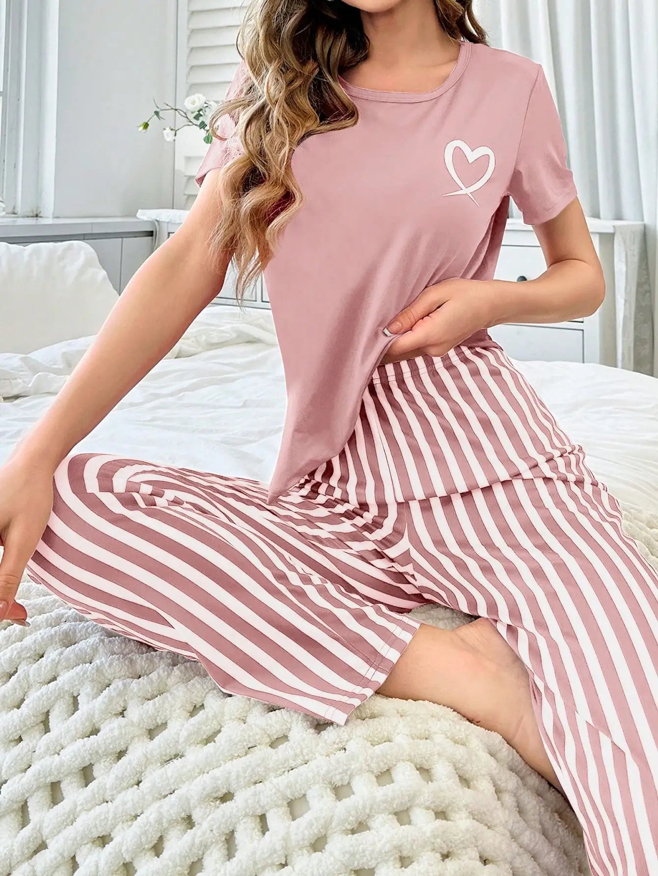 Damen-Pyjama im neuen Stil, kurzärmelig, gestreifte Hose, zweiteilig, elegantes, lässiges Heim-Outfit.