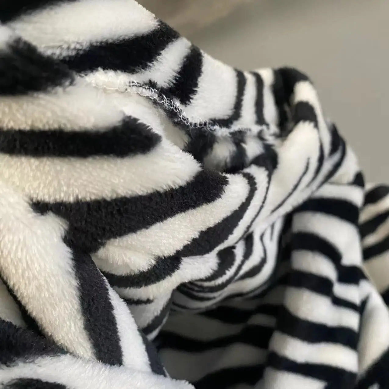 Zebra-gestreifter Korallensamt-Pyjama, Homewear-Anzug für Damen, Herbst und Winter, neuer Heimanzug, gepolsterte und verdickte warme Kleidung.