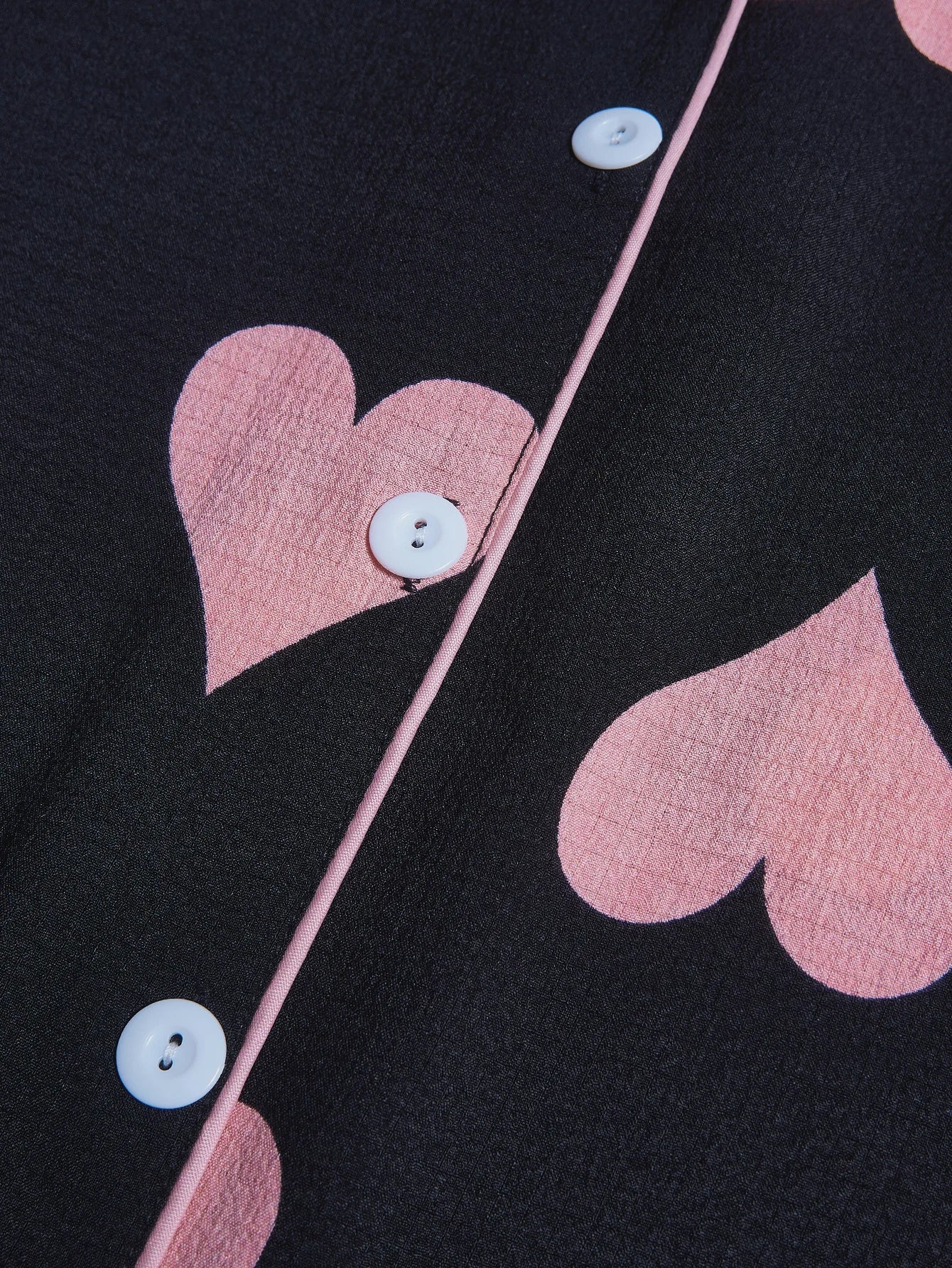 Pyjama-Set mit Herzdruck und kontrastfarbenen Paspeln, Reverskragen, Knopfleiste, bequeme Freizeit-Nachtwäsche.