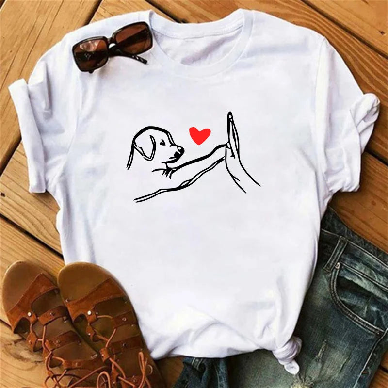 Fun dog fist-clapping and heart-shaped pattern women's T-shirt, stylish summer round-neck top, casual short-sleeved shirt.