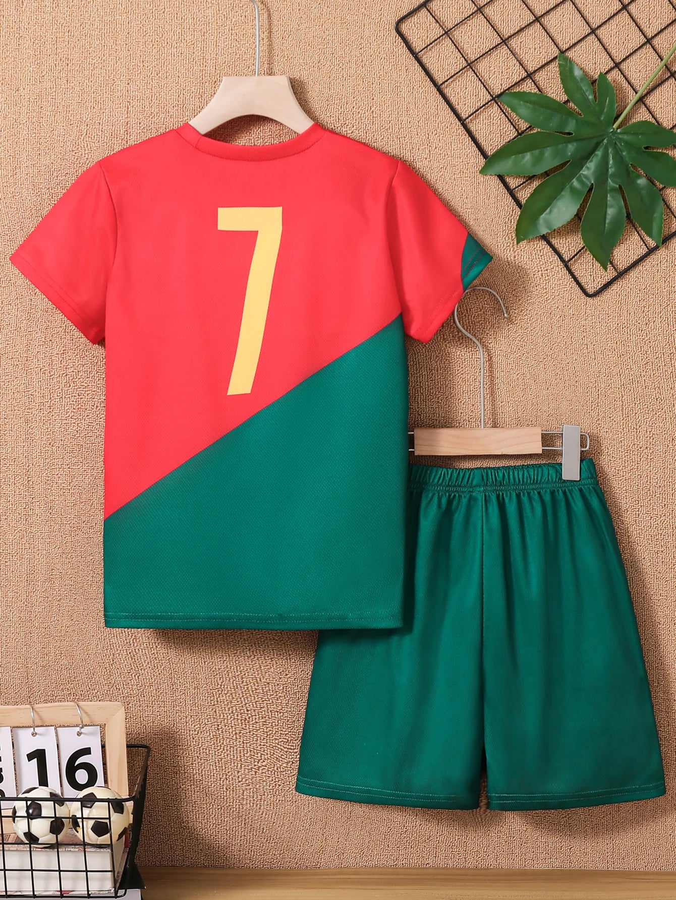 2025 Youth and Children Red and Green Splicing Color No. 7 Legend Quick-drying Sports Football Suit Set.
