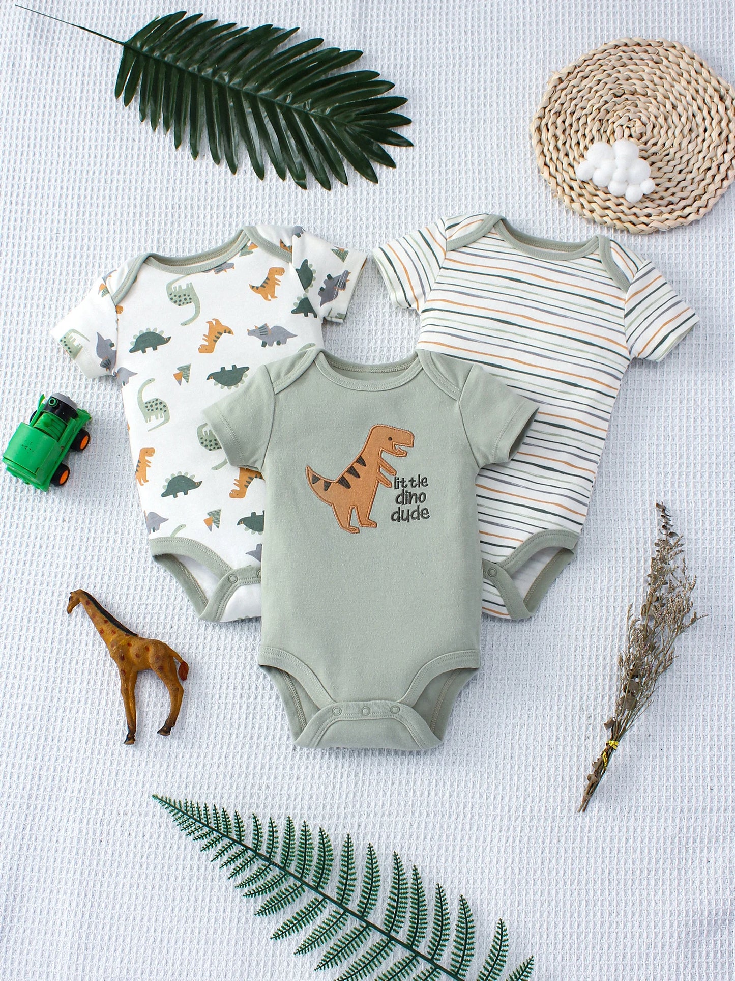 3-teiliges Sommer-Baby-Body, dreiteiliges Set mit Cartoon-Dinosaurier-Muster und Streifenmuster, Knopf-Design für Jungen im Alter von 0–9 Monaten.