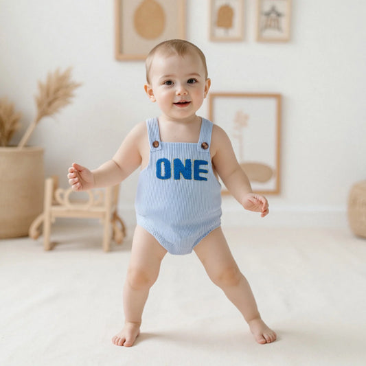 Baby-Overall, ärmellos, quadratischer Ausschnitt, Buchstaben-Stickerei, Strampler für Neugeborene, einjähriges Outfit für Jungen und Mädchen.