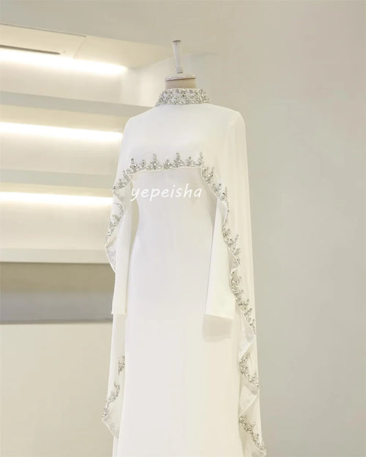 Maßgeschneiderte, moderne, komplizierte Jersey-Kleider mit Rüschen und Strasssteinen, geradem, hohem Kragen, lange Kleider, maßgeschneiderte Anlasskleider, klassisch.