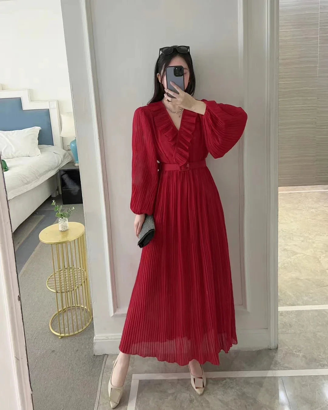 2023 neue Frühling Herbst Frauen Rüschen V-ausschnitt Langarm Gürtel Dünne Lange Kleid Hohe Qualität Mode Big Hem Chiffon Plissee Kleid.