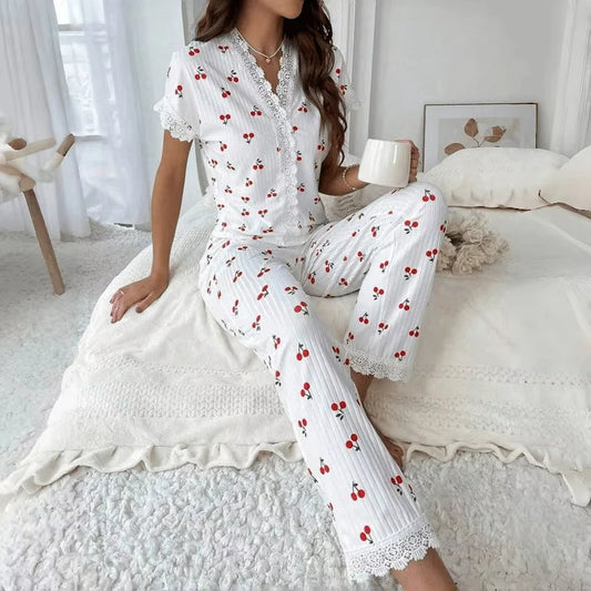 Damen-Pyjama-Set mit Spitzenbesatz, kurzärmliges Oberteil mit Knöpfen vorne und durchgehende Hose, Kirschdruck, 2-teilig, Nachtwäsche, Nachtwäsche, Homewear.