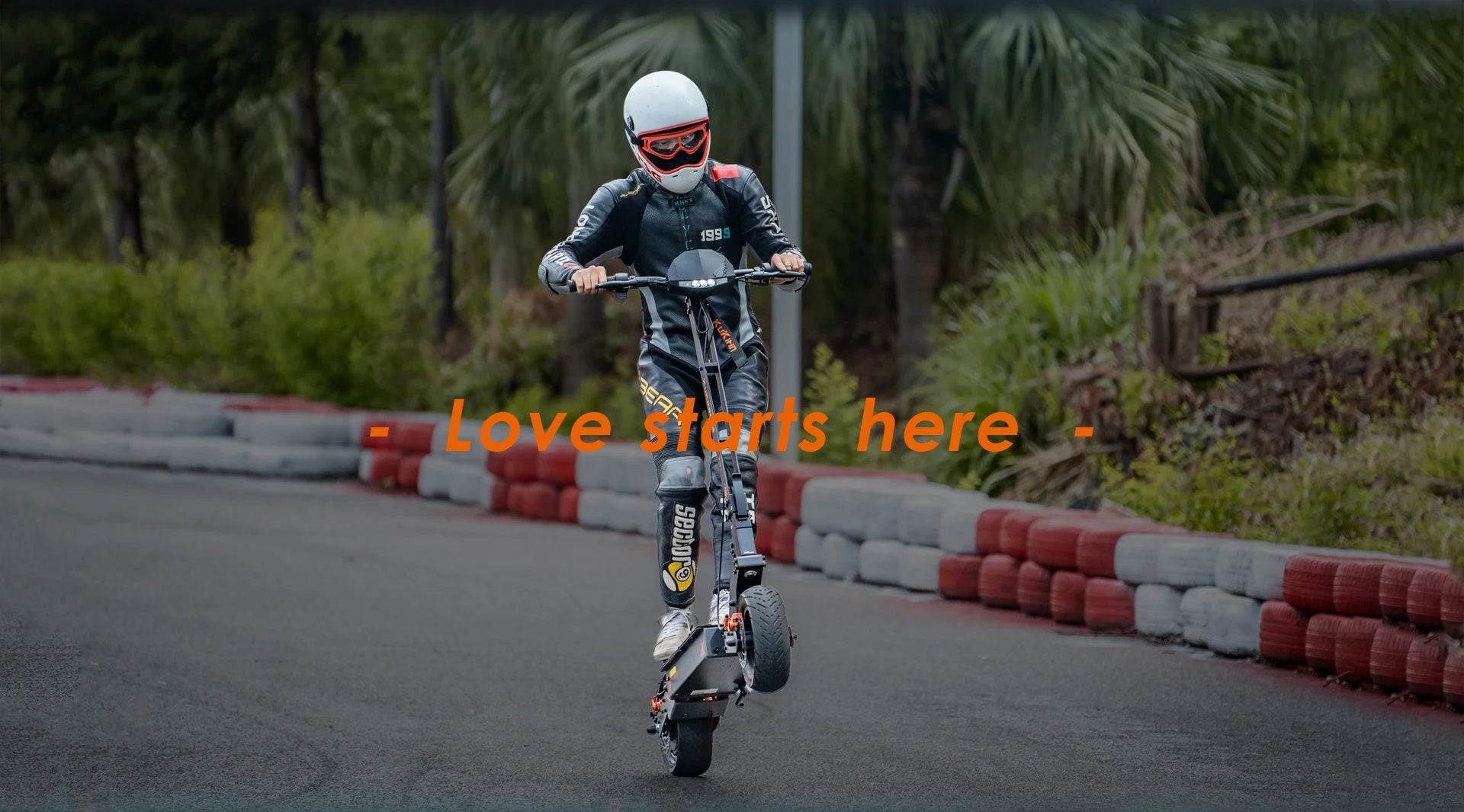 KuKirin G4 Electric Scooter Foldable , 2000W Motor, 60V 20Ah Battery, 70km/h Top Speed, 75km Range, 11'' Tubeless Wheels.