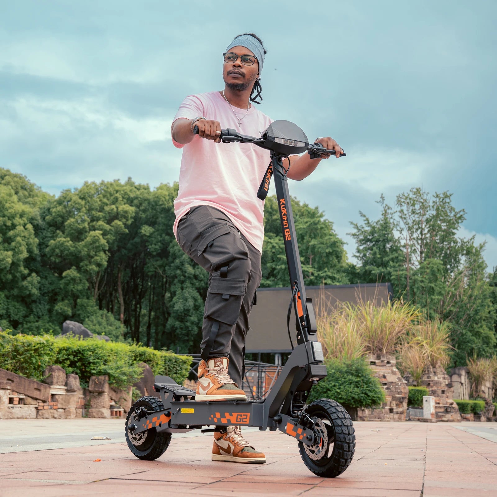 Kukirin G2 Foldable Electric Scooter 800W Brushless Motor 48V 15.6Ah Battery 10-inch Tire 45km/h Max Speed 55km Range.