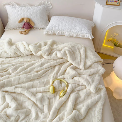 Ornate Jacquard Taffeta Comfort Blanket 100% Polyester Double-Layer Knitted Eco-Friendly Embroidered Pattern.