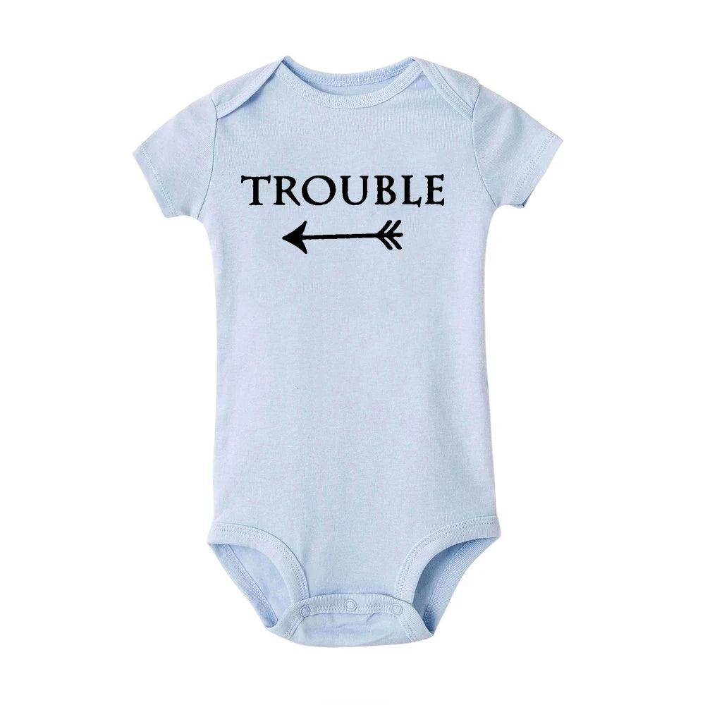 Neugeborenen Baby Bodys Doppel Ärger Twin Kinder Unisex Kurzarm Strampler Playsuits Outfits Jungen Mädchen Geboren Krabbeln Kleidung.