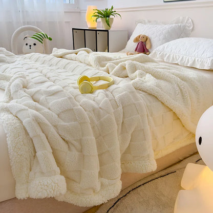 Ornate Jacquard Taffeta Comfort Blanket 100% Polyester Double-Layer Knitted Eco-Friendly Embroidered Pattern.