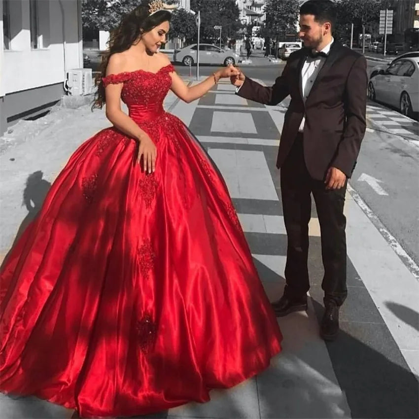 Maßgeschneiderte arabische Abendkleider, elegante rote Perlenstickerei, Spitzenapplikationen, Ballkleider, Quinceanera-Kleider, schulterfreie Partykleider.