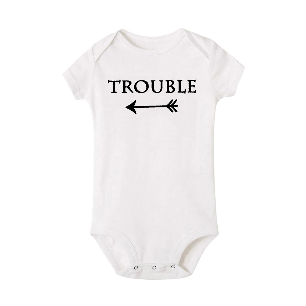 Neugeborenen Baby Bodys Doppel Ärger Twin Kinder Unisex Kurzarm Strampler Playsuits Outfits Jungen Mädchen Geboren Krabbeln Kleidung.