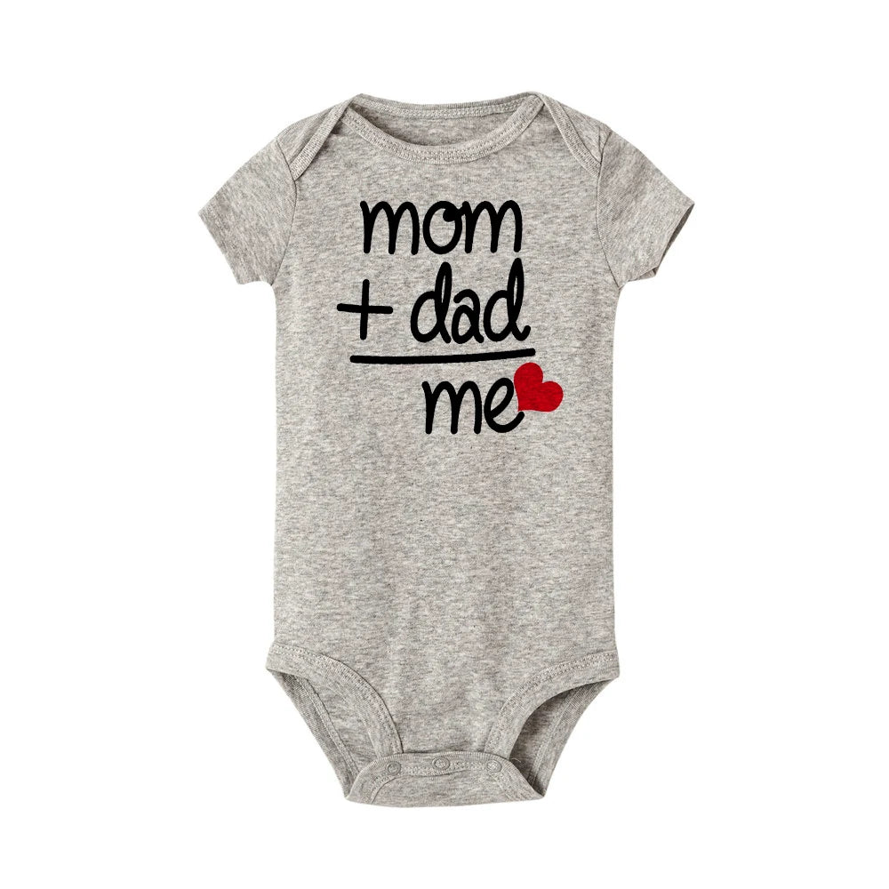 Mom + Dad = Mich Neugeborenen Baby Mädchen Romper Kleinkind Mädchen Jungen Kleidung Ropa Pyjama Strampler Kinder Kurzarm Body urlaub Geschenke.