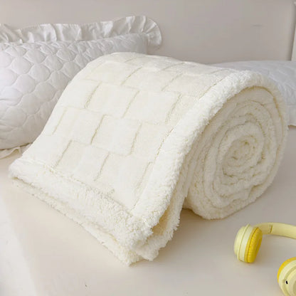 Ornate Jacquard Taffeta Comfort Blanket 100% Polyester Double-Layer Knitted Eco-Friendly Embroidered Pattern