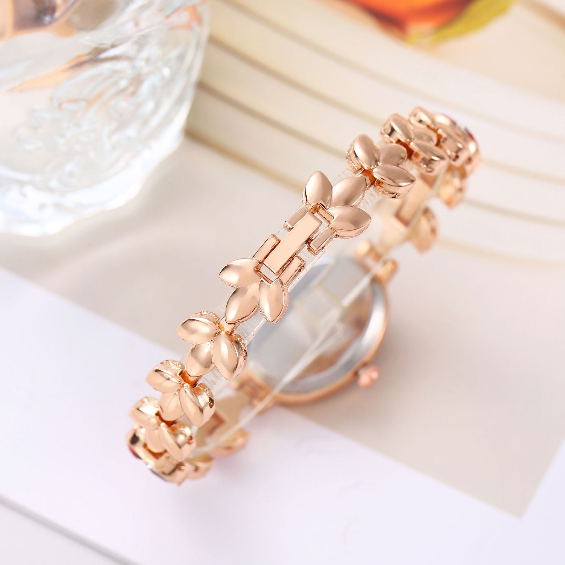 Women's Watches Light Luxury Diamond Inlaid For Clover Watch Waterproof Oval Ladies Fashion Quartz Bracelet Wristwatch.