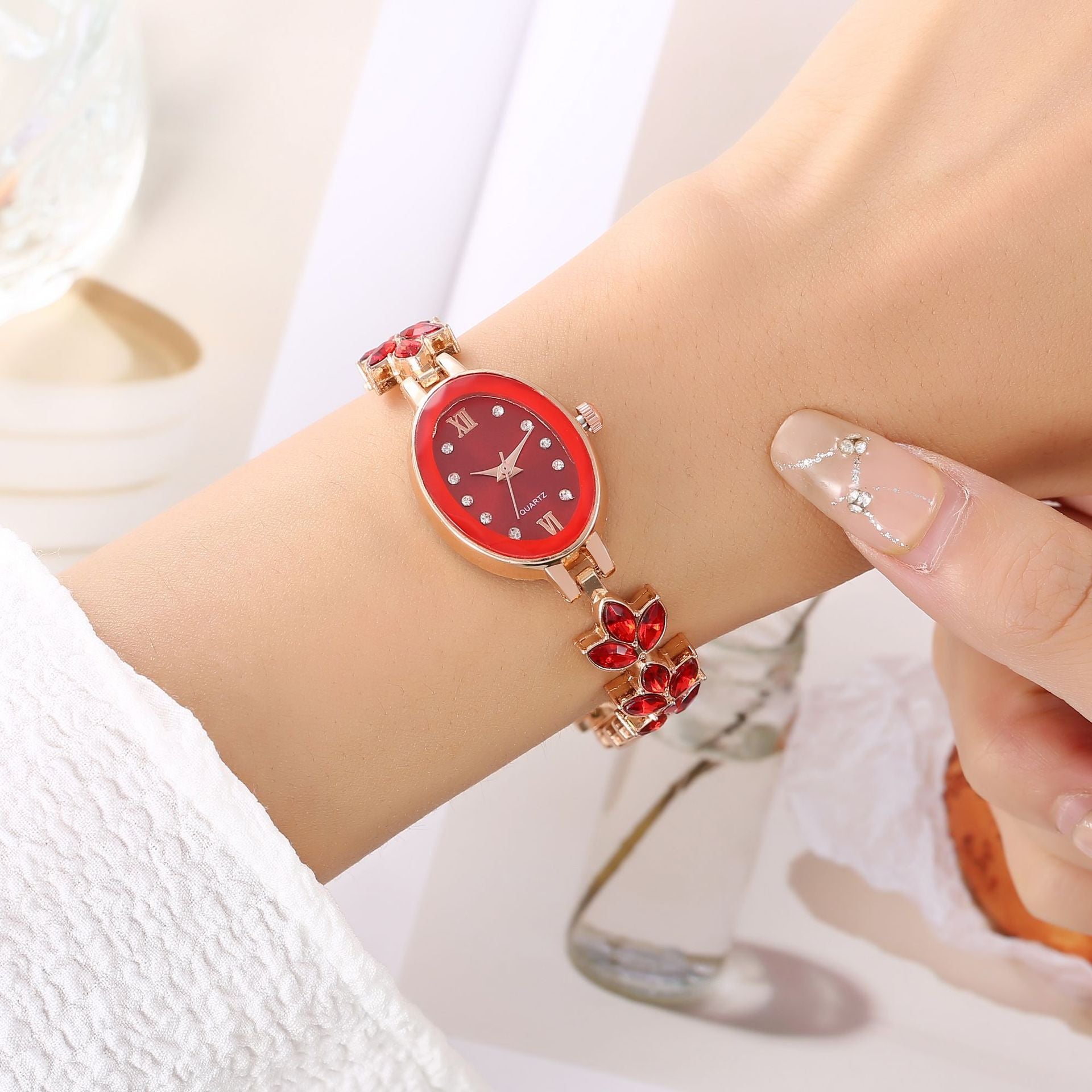 Women's Watches Light Luxury Diamond Inlaid For Clover Watch Waterproof Oval Ladies Fashion Quartz Bracelet Wristwatch.