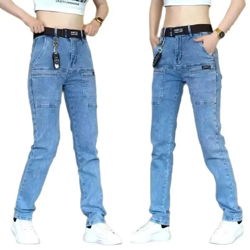 Elastische Herrenjeans, lässig, lockere Passform, mehrere Taschen, sechs Taschen, vielseitig, stilvoll, trendig, lockere Hose, männliches Modell.