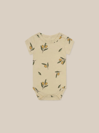 Babyanzug 2025, neuer süßer Baby-Kurzarm-Dreieckstaschen-Furz-Overall im Instagram-Stil für drinnen und draußen.