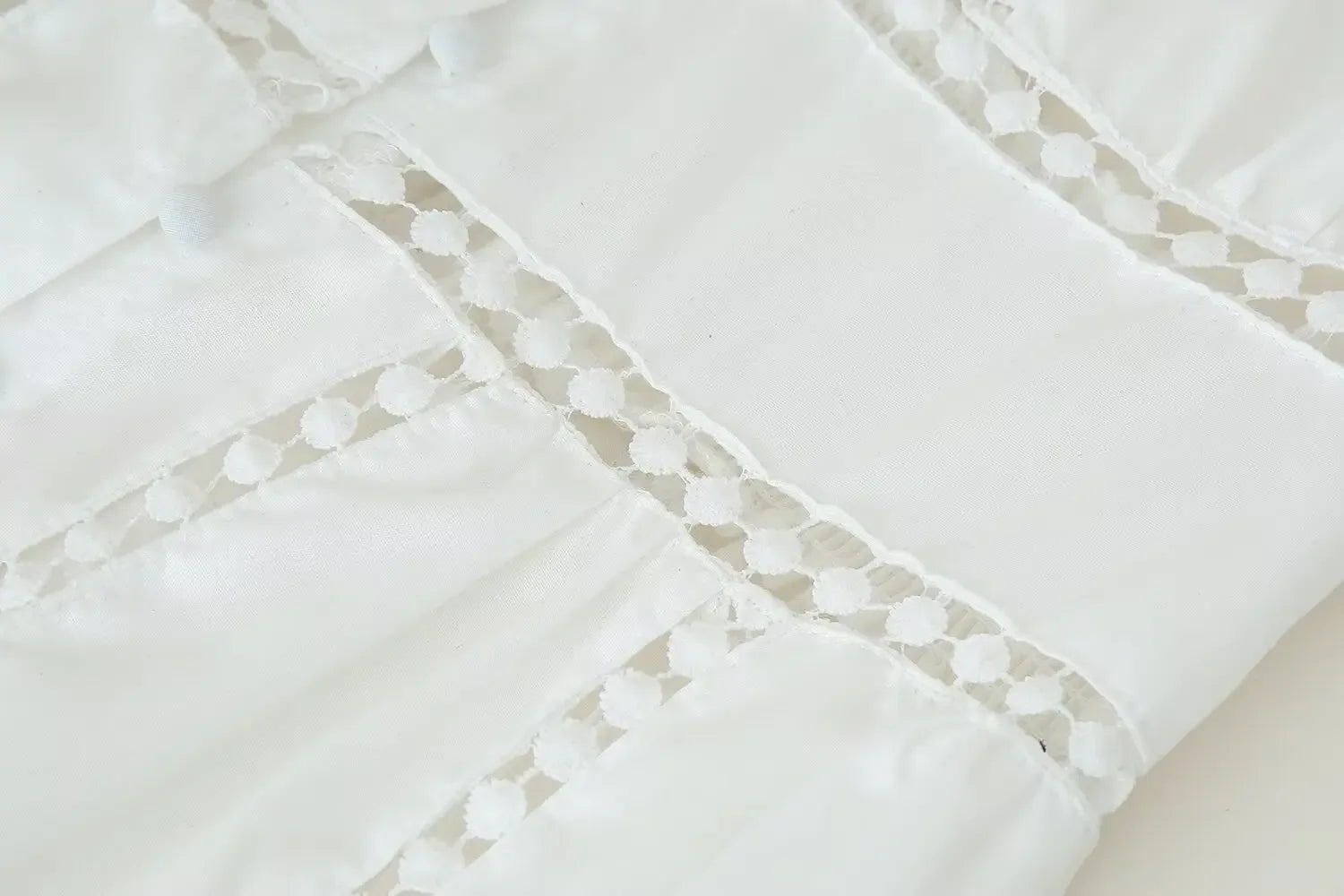 Modisches Slim-Fit-Midikleid mit V-Ausschnitt für Damen, Sommer 2022, aushöhlen, Spitzenbesatz, elegantes Kleid J5C226, knielang.