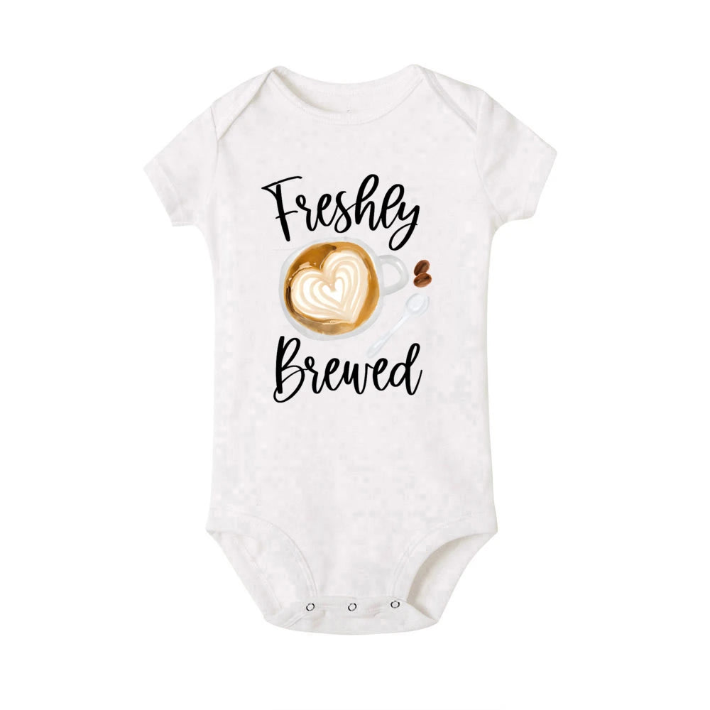Frisch gebrühter Baby-Strampler, Kaffee, Schwangerschaftsankündigung, Neugeborenen-Body, Outfit, Kaffee, Babyparty, Geschenk, niedliche Säuglingskleidung.