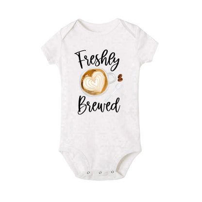 Frisch gebrühter Baby-Strampler, Kaffee, Schwangerschaftsankündigung, Neugeborenen-Body, Outfit, Kaffee, Babyparty, Geschenk, niedliche Säuglingskleidung.