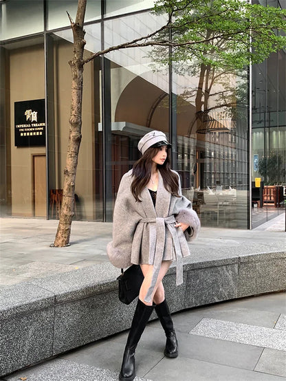 Grauer Wollmantel mit Krawatten-Taillenkollektion für Damen im Herbst und Winter 2024, neuer langärmeliger, lockerer High-End-Cape-Mantel, mittellanges Oberteil.