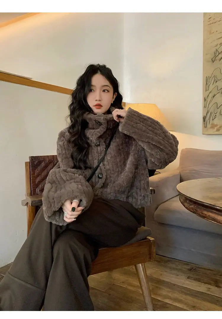 2025 Winter Fashion Stand Collar Warm Plush Short Jacket Women Autumn Retro Street Thickened Loose Harajuku Casual Short Jacket.