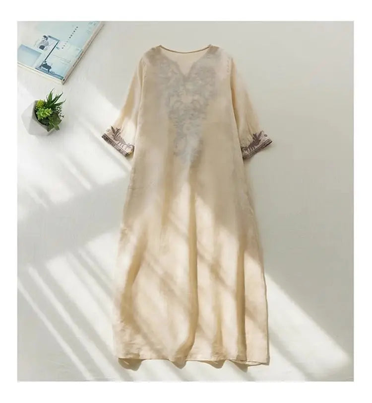 Ethnisches Vintage-Kurzarmkleid aus schwerer Stickerei aus Baumwolle und Leinen für Damen, lockeres langes Sommerkleid mit V-Ausschnitt und elegantem Stil.