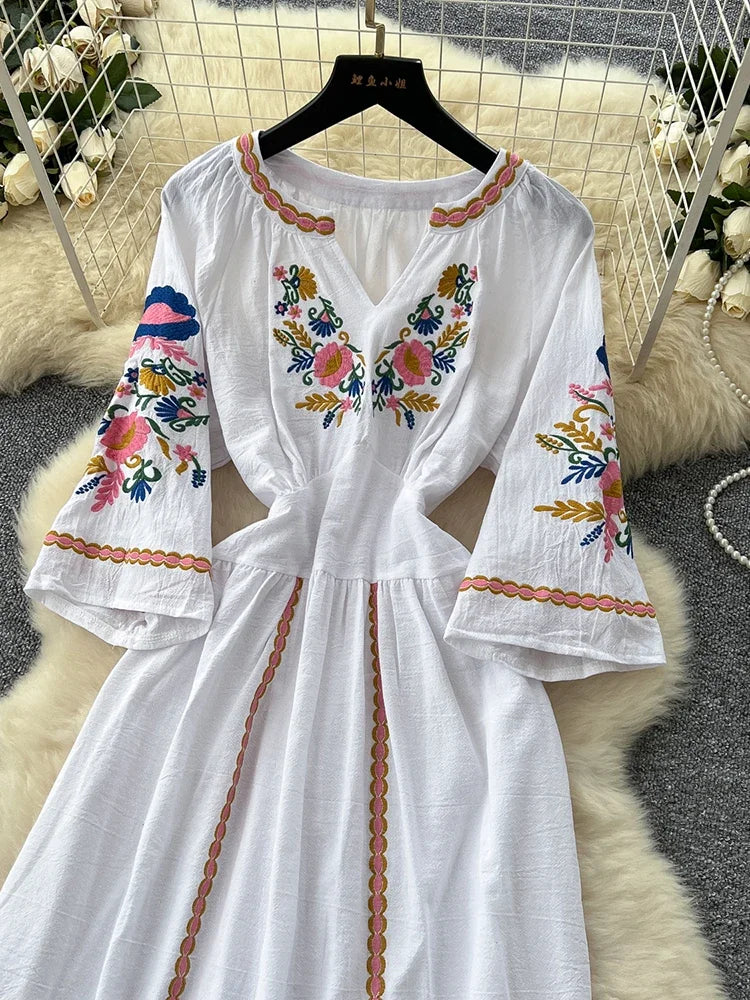 Sommer Freizeit Urlaub Langes Kleid für Frauen Neue Retro Ethnischen Stil Bestickt V-ausschnitt Ausgestellte Ärmel Taille Cinched Kleid D27.