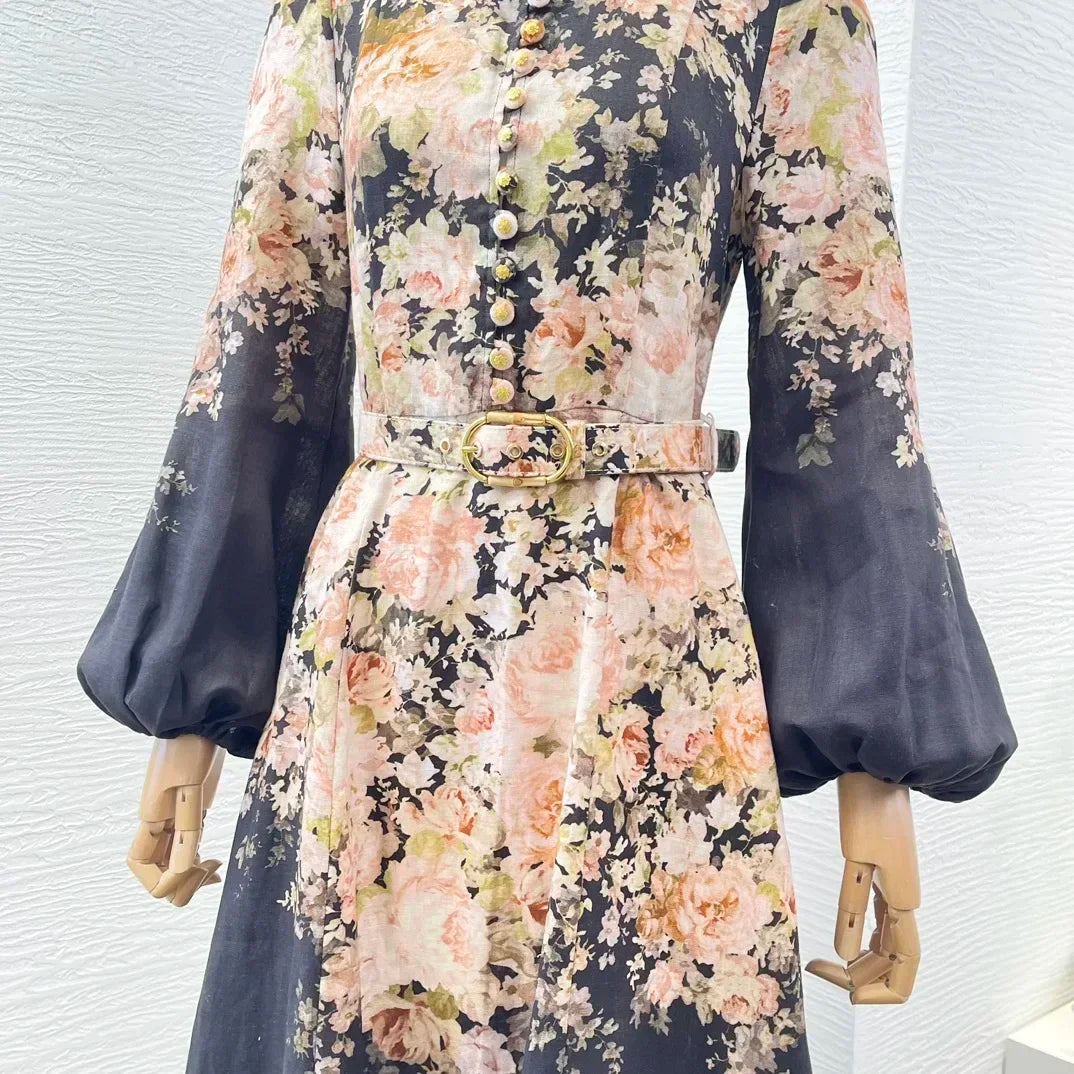 Schwarzes Leinen-Midikleid mit Rokoko-Blumendruck, langen Ärmeln und hoher Taille.