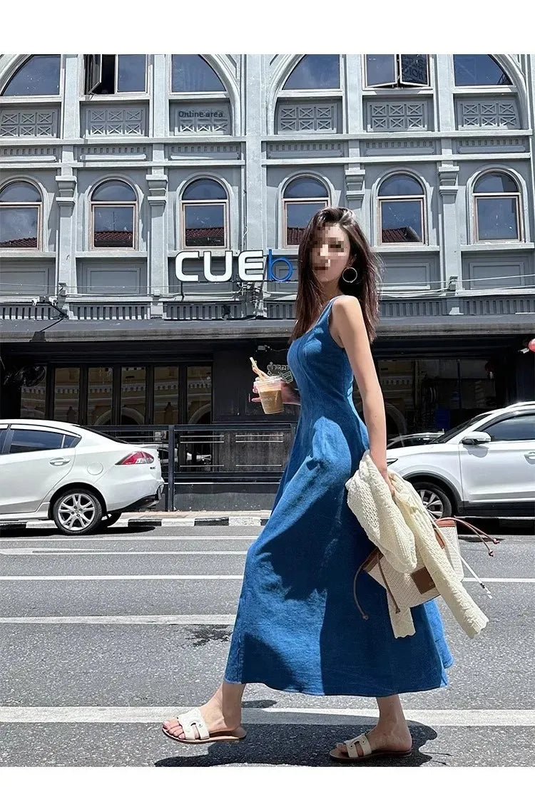 Blue Mist Love Französisches Jeanskleid für Damen, Sommer, einzigartiges Design, Taille, Cinching-Riemen, langes Kleid, elegante blaue Polyesterfaser.