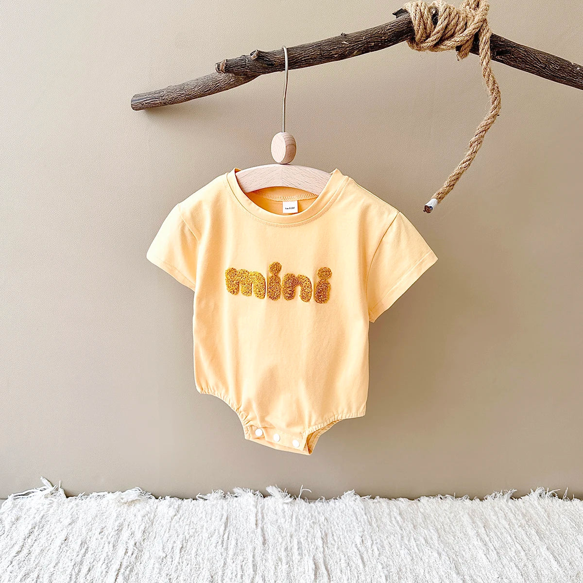 INS Sommer Neue Baby Body Neugeborenen Kleidung Jungen Mädchen Baumwolle Dreieck Strampler Plüsch brief Kurzarm Infant 0-18M.