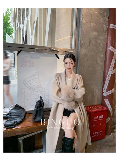 Grauer Wollmantel mit Krawatten-Taillenkollektion für Damen im Herbst und Winter 2024, neuer langärmeliger, lockerer High-End-Cape-Mantel, mittellanges Oberteil