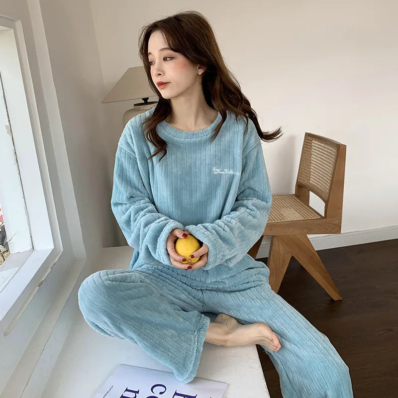 Verdickte warme Nachtwäsche für den Winter, Korallensamt, lockerer Loungewear-Pyjama mit weitem Bein, 2-teiliges Set, gestreifte Damen-Nachtwäsche