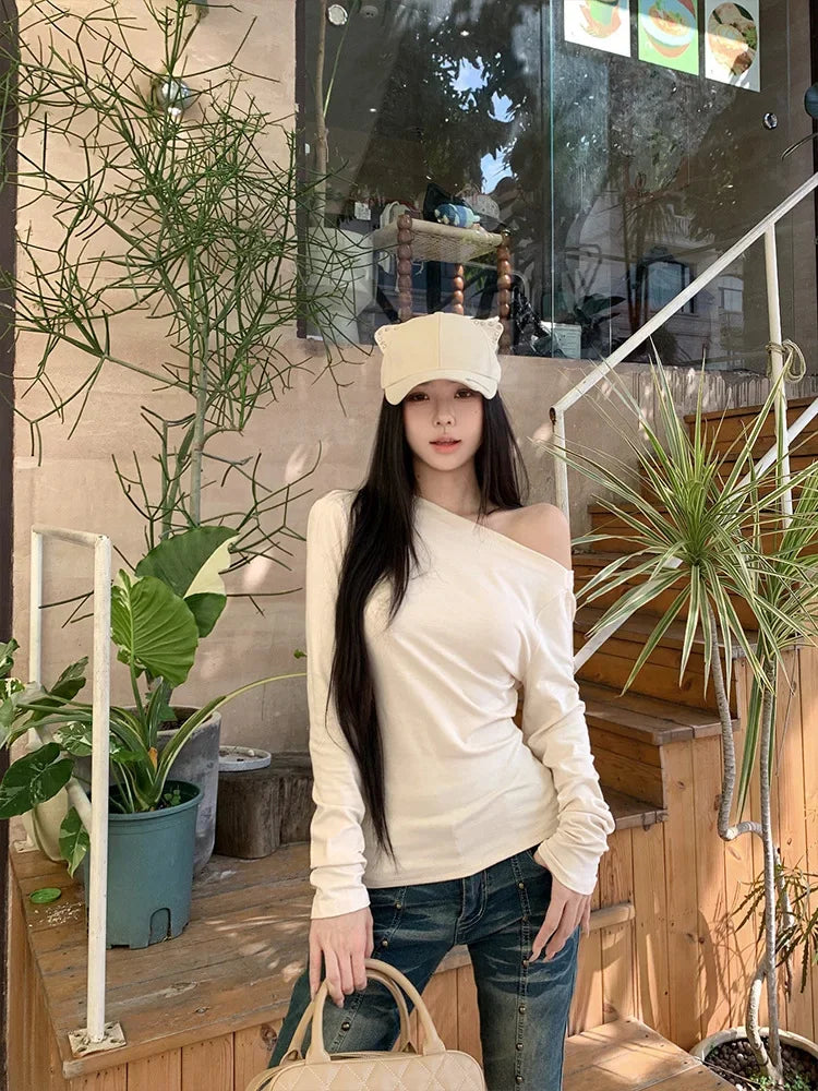 Slim Fit Long Sleeve T-Shirt Shoulder Bared One Shoulder Style Casual Streetwear for Young Women Fashionable And Stylish.