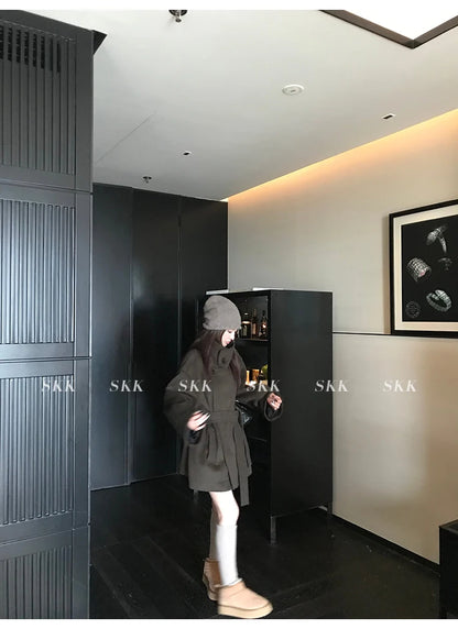 MiiiiX Lässiger Stehkragen, lockerer Wollmantel, mittellang, vielseitige Jacke, Schnür-Taille, Oberbekleidung, 2024, Herbst-Damenkleidung