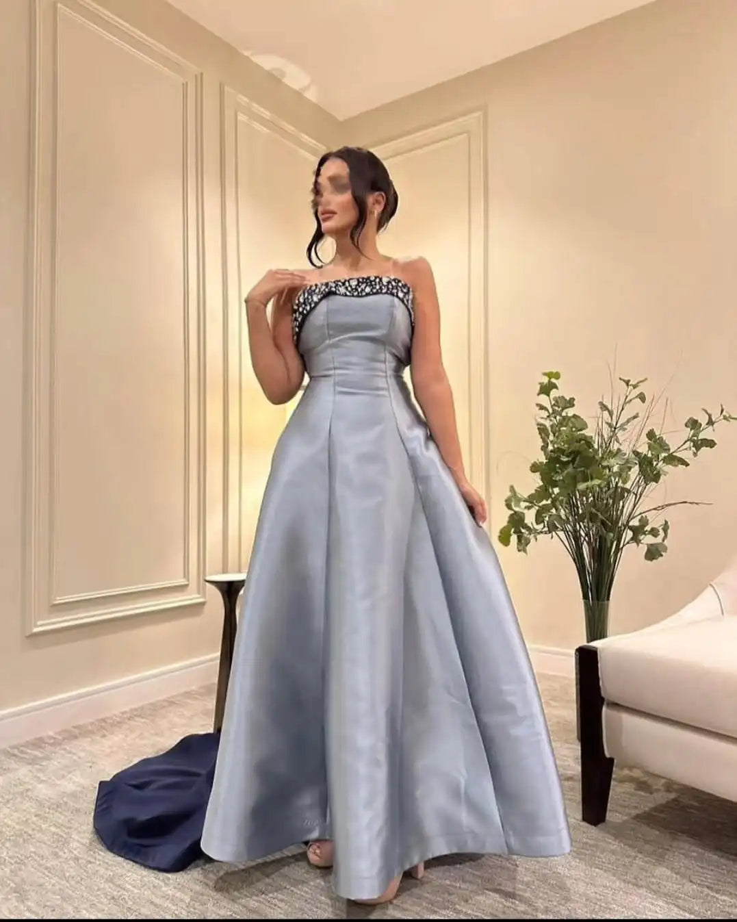 Maßgeschneidertes elegantes Satin-Abendkleid, exquisite trägerlose, ärmellose Heimkehrkleider, Temperament-Kleider für besondere Anlässe.