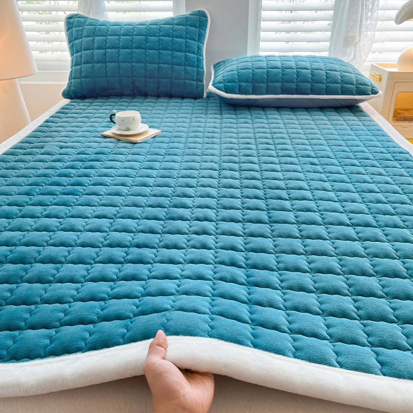 Winter Milk Velvet Mattress Toppers Thicken Quilted Bedsheet Student Bedspreads Washable Mattress Cover Queen Bedding Coverlets.