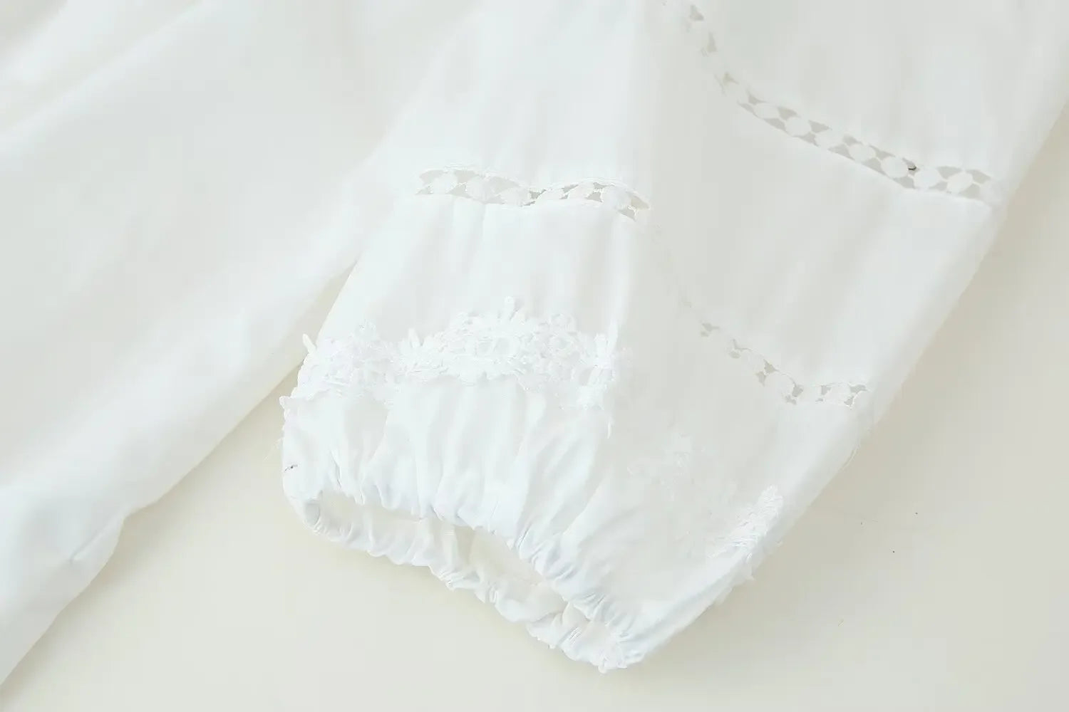 Modisches Slim-Fit-Midikleid mit V-Ausschnitt für Damen, Sommer 2022, aushöhlen, Spitzenbesatz, elegantes Kleid J5C226, knielang.