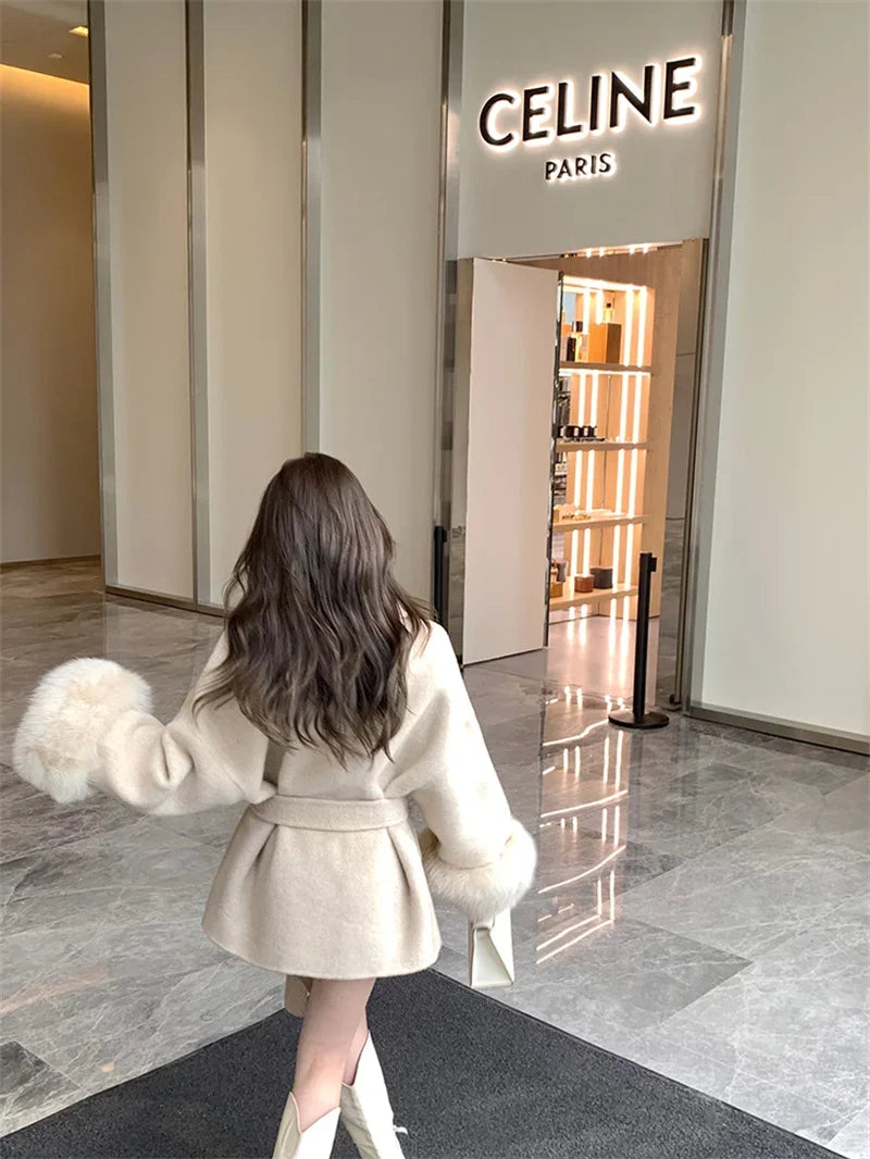 Grauer Wollmantel mit Krawatten-Taillenkollektion für Damen im Herbst und Winter 2024, neuer langärmeliger, lockerer High-End-Cape-Mantel, mittellanges Oberteil