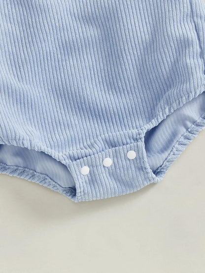 Baby-Overall, ärmellos, quadratischer Ausschnitt, Buchstaben-Stickerei, Strampler für Neugeborene, einjähriges Outfit für Jungen und Mädchen.