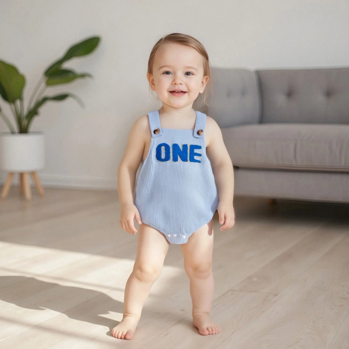 Baby-Overall, ärmellos, quadratischer Ausschnitt, Buchstaben-Stickerei, Strampler für Neugeborene, einjähriges Outfit für Jungen und Mädchen.