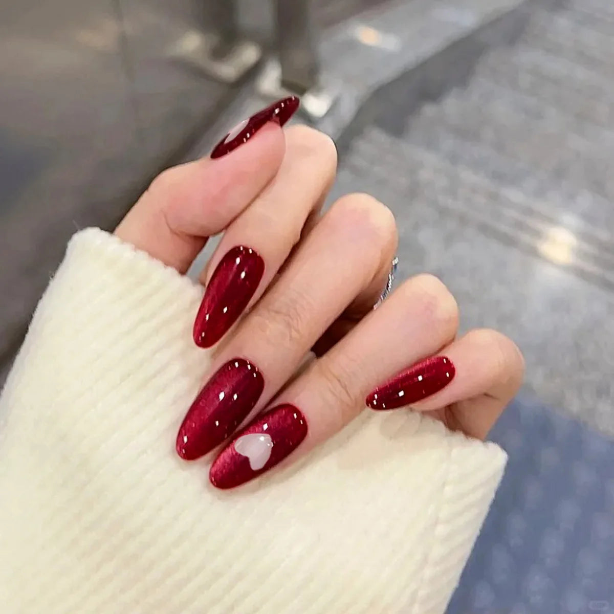 24pcs Glossy Red Cat's Eye Press On Nails Full Cover Nude Color Wearable Almond False Nails Charms Detachable Fake Nail For Girl.